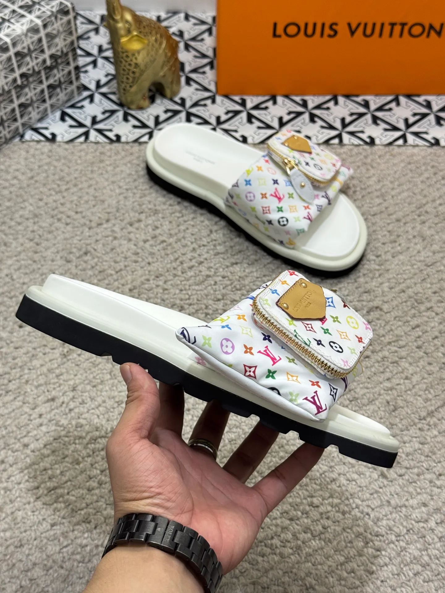 Men's shoes 💰400 [New style] 🦇🦇Top original order [Louis Vuitton] Couple style 👫Spring and summer style🎯🎯As an active family in the fashion industry ⭐ Lv is characterized by bold innovation ⚡Fabric down cloth🔥 Combined outsole, clean and tidy ⚡Fashionable and generous🌹Multiple colors available..Size: 36-44 (45 customized